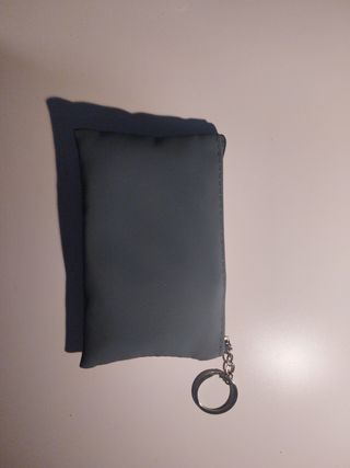 Monedero azul con llavero. Sin marca.