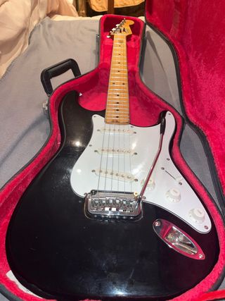 Guitarra Fénix by Young Chang +Amplificador+maleta