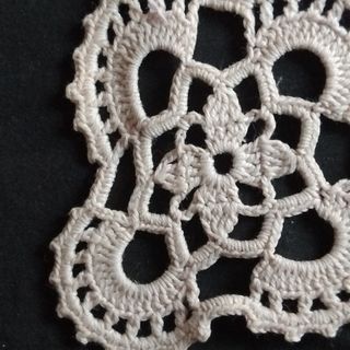 Pano rendado à mão branco