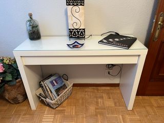 Mesa auxiliar blanca con tapa de cristal