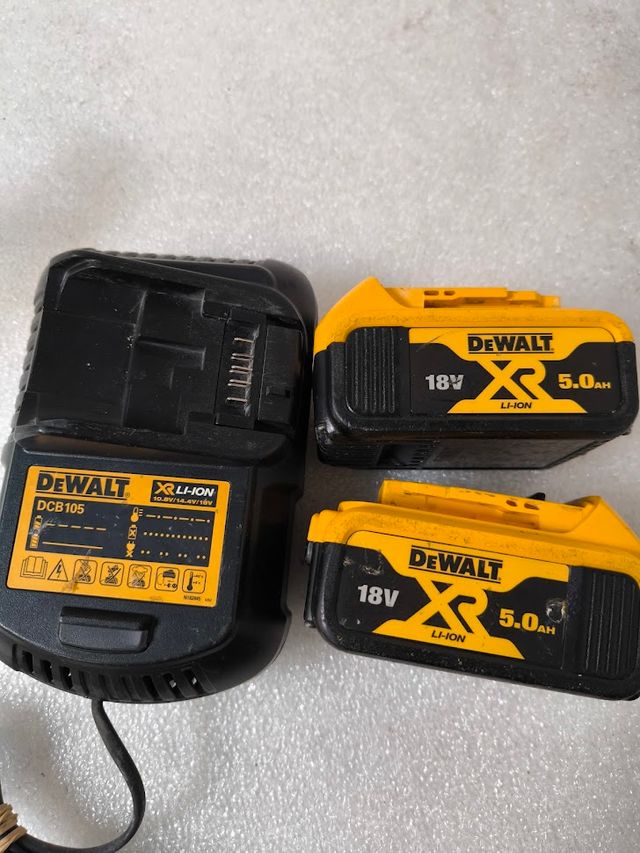 2 Baterías DeWalt 18V 5Ah + Cargador DCB105