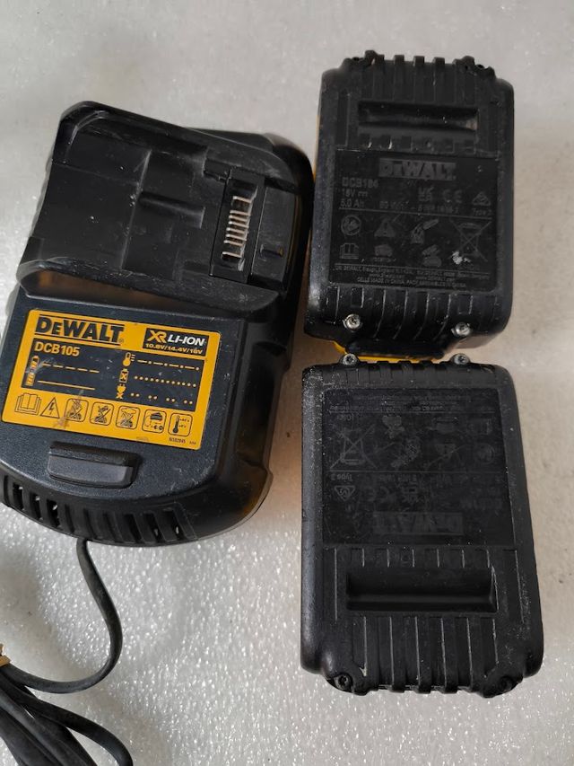 2 Baterías DeWalt 18V 5Ah + Cargador DCB105