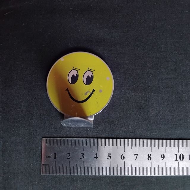Pin Decorativo Antigo Sorriso Amarelo