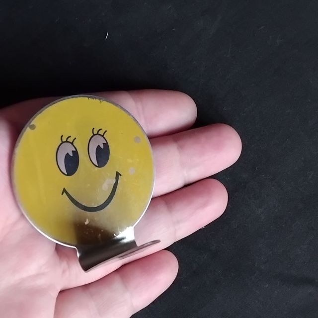 Pin Decorativo Antigo Sorriso Amarelo
