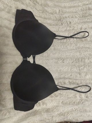 Sujetador negro con tirantes.