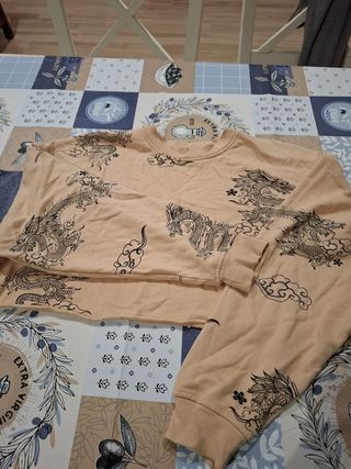 Sudadera Bershka beige con dragones
