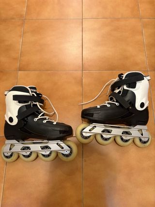 Patines en línea negros y blancos talla 41. 