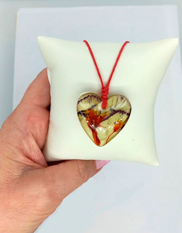 Colgante artesanal de flor natural en resina