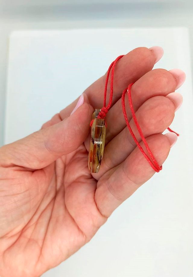 Colgante artesanal de flor natural en resina