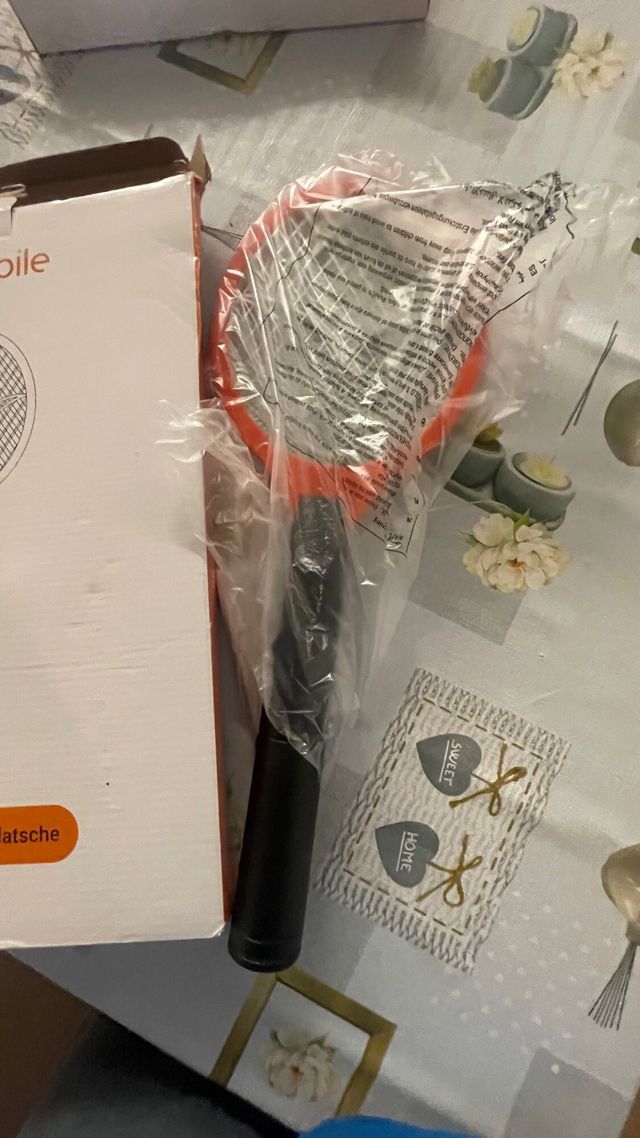 Raqueta mata moscas a pilas