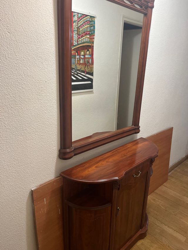 Recibidor de madera con espejo