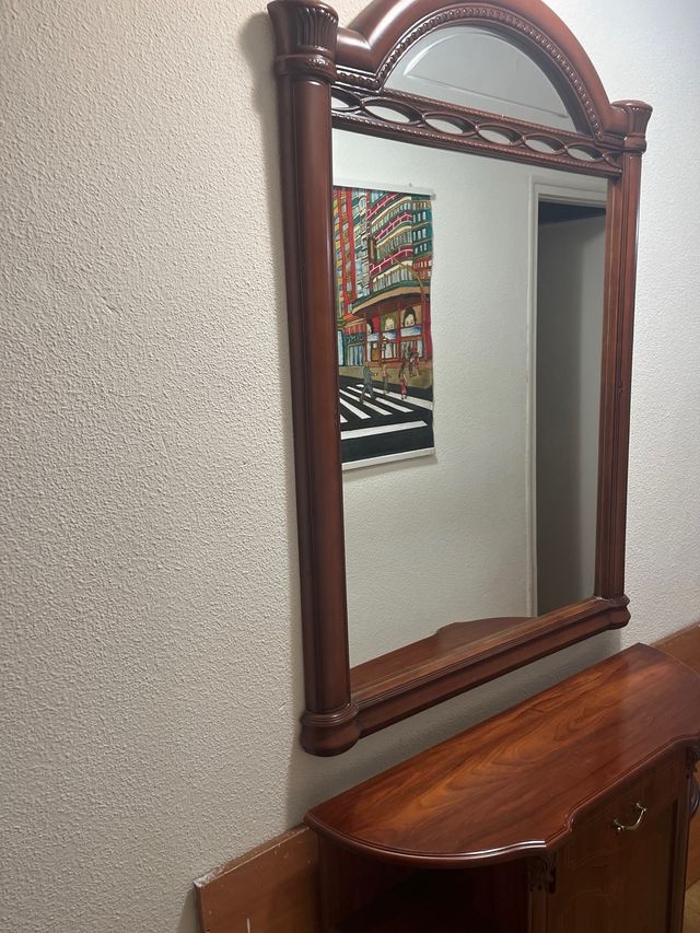 Recibidor de madera con espejo