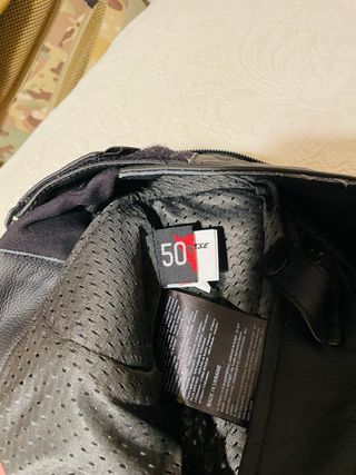 Chaqueta y pantalón de cuero para moto Dainese.