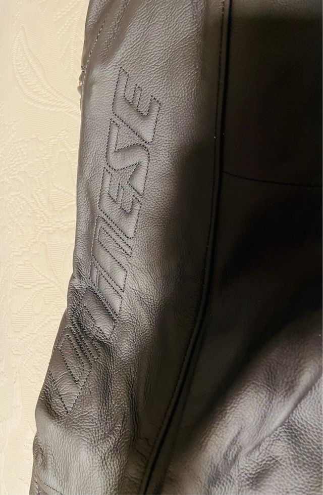 Chaqueta y pantalón de cuero para moto Dainese.