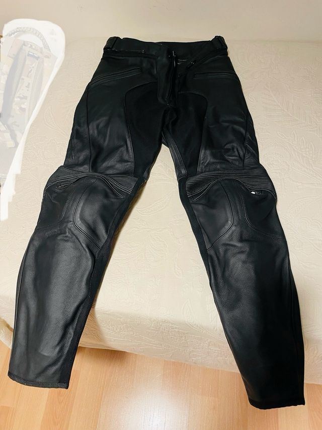 Chaqueta y pantalón de cuero para moto Dainese.