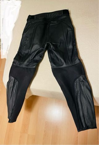 Chaqueta y pantalón de cuero para moto Dainese.