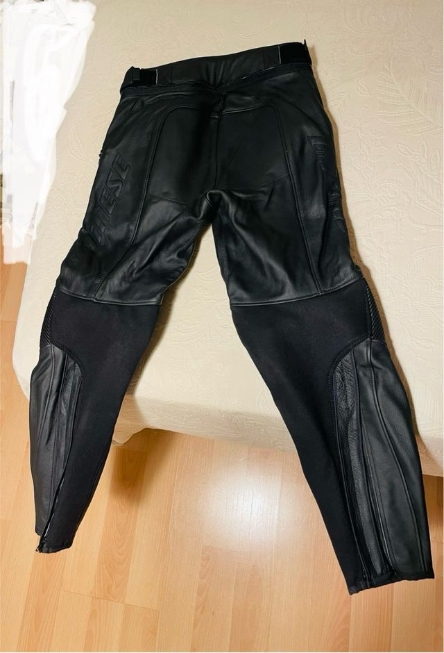 Chaqueta y pantalón de cuero para moto Dainese.