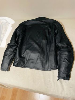 Chaqueta y pantalón de cuero para moto Dainese.