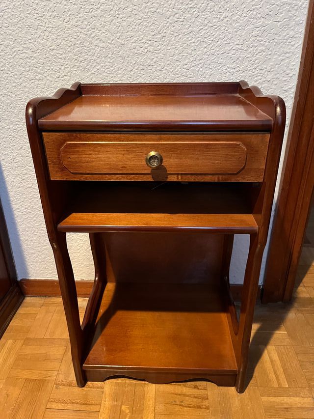 Mesita de noche de madera