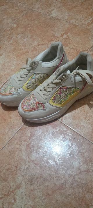 Zapatillas deportivas mujer4 zapatos por 8€