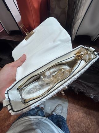 Cartera de fiesta blanca con detalles dorados
