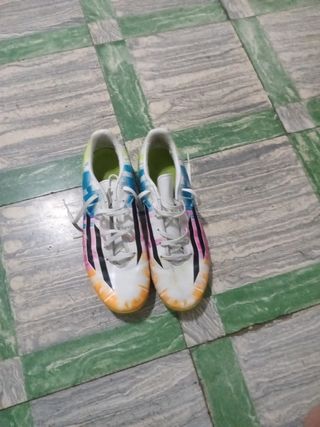 Botas de fútbol multicolor