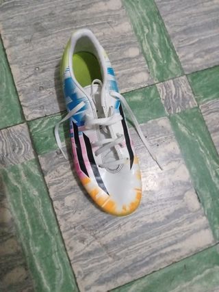 Botas de fútbol multicolor