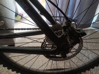 Bicicleta de montaña negra