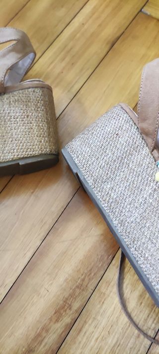 Sandalias de plataforma con pompones