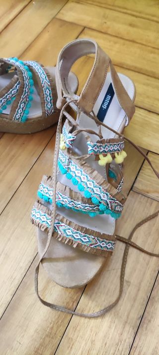 Sandalias de plataforma con pompones