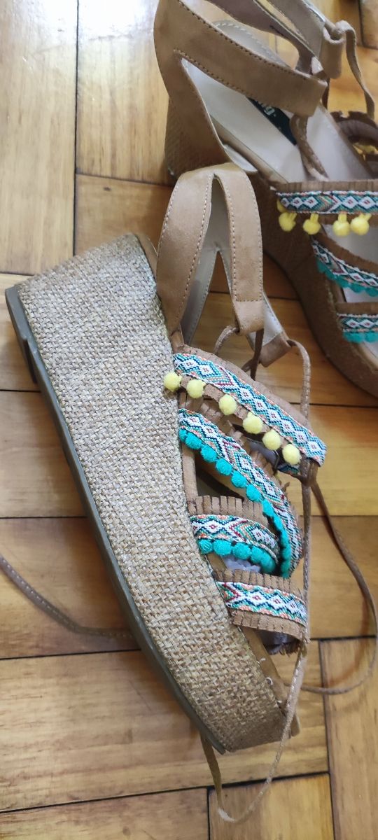 Sandalias de plataforma con pompones
