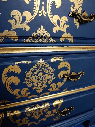Cómoda de madera renovada azul y dorada