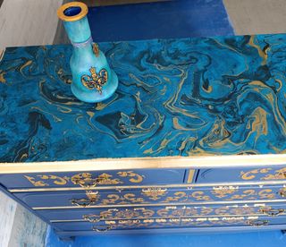Cómoda de madera renovada azul y dorada