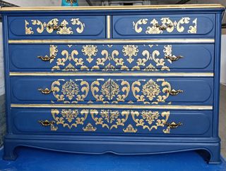 Cómoda de madera renovada azul y dorada