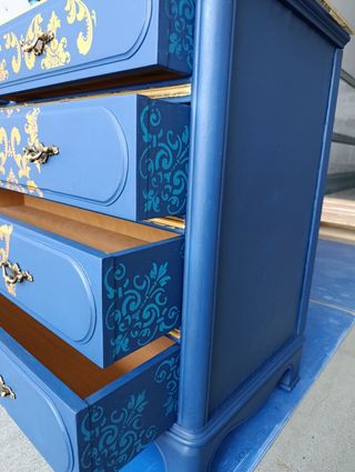 Cómoda de madera renovada azul y dorada