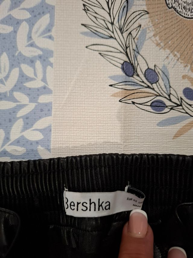 Pantalones cargo efecto piel negros