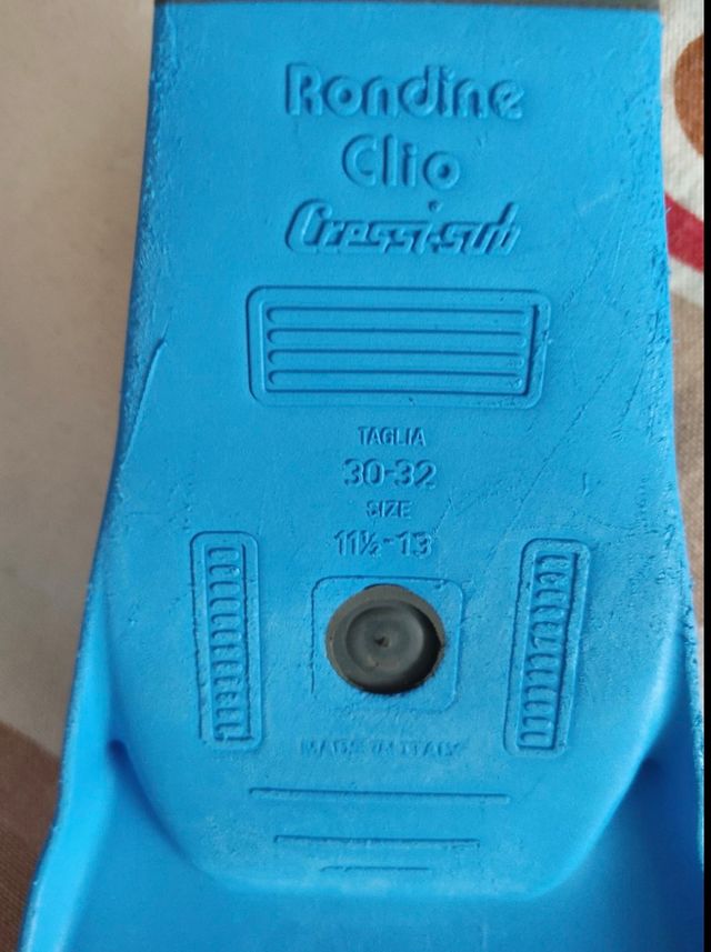 Set de natación formado por tabla, aletas y bolsa