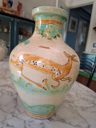 Cántaro de cerámica antiguo decorado