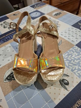 Sandalias doradas y plateadas