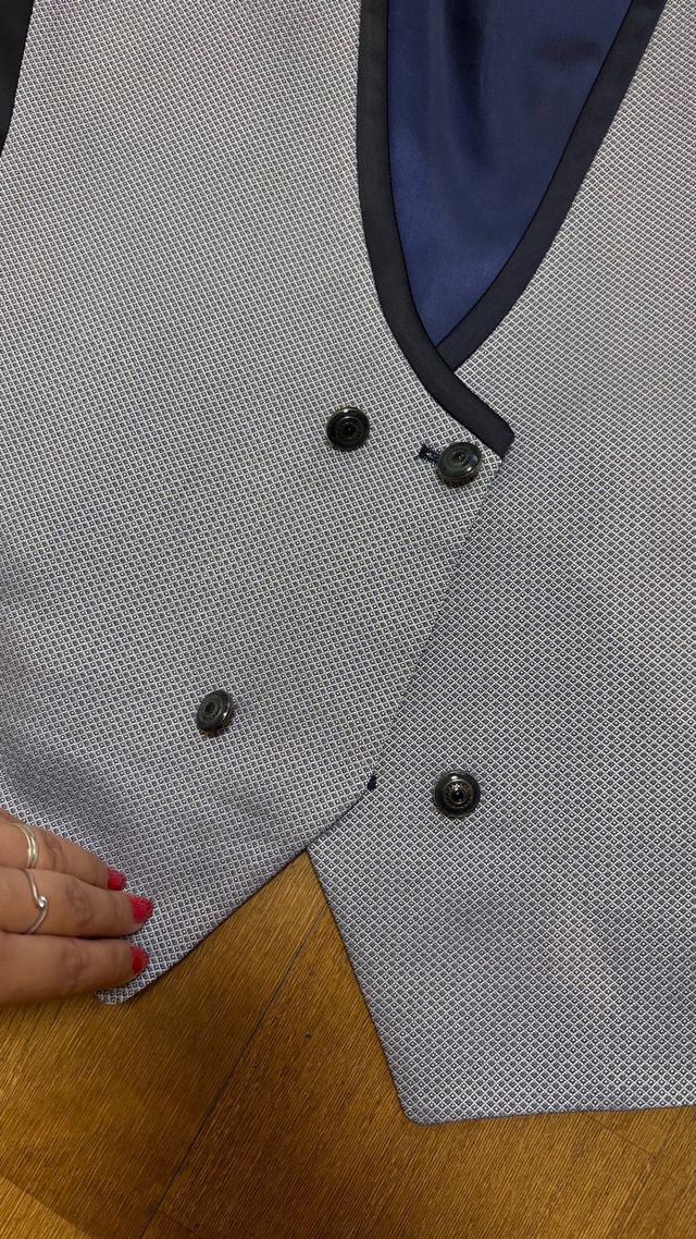 Chaleco y corbatón azul y gris