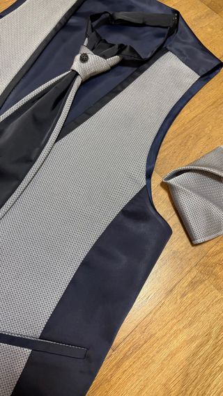 Chaleco y corbatón azul y gris