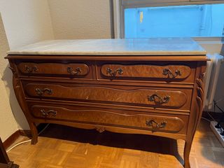 Cómoda de salón con tapa de mármol