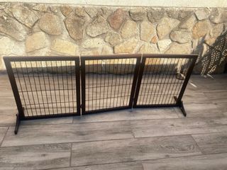 Barrera de madera para mascotas.