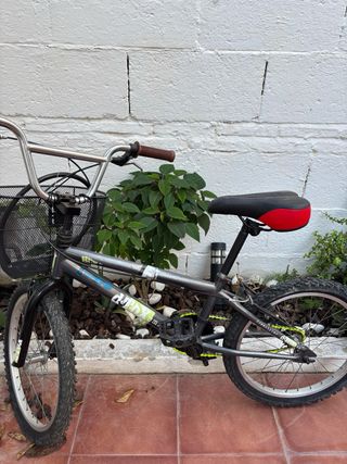 Bicicleta con cesta delantera