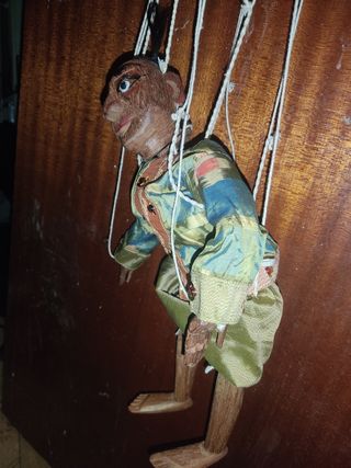 Marioneta de madera antigua