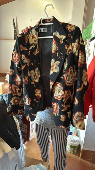 Chaqueta floral negra y multicolor