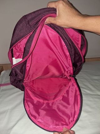 Mochila escolar morada con parches