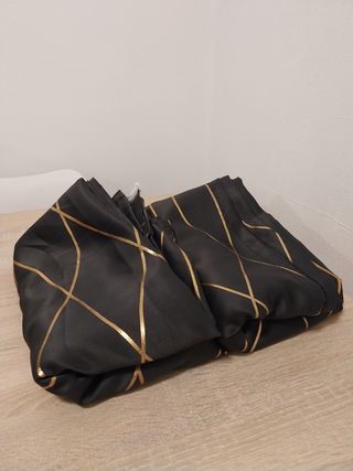 Conjunto de 2 Cortinas Negras con Diseño Dorado