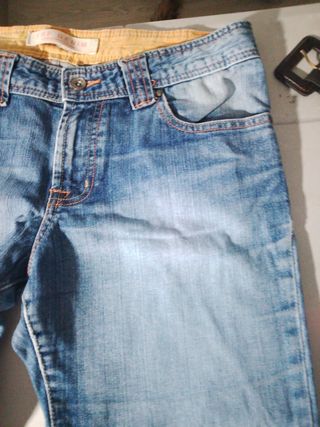 Pantalones vaqueros desgastados. 
