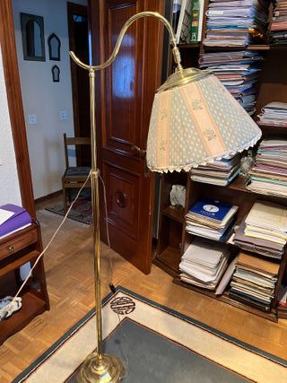 Lámpara de pie dorada con pantalla de tela beige